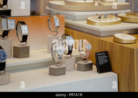 Sankt Moritz, Schweiz: shopping Windows mit Luxus Mode und Accessoires Marken, an einem sonnigen Tag Stockfoto