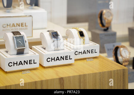 Sankt Moritz, Schweiz: shopping Windows mit Luxus Mode und Accessoires Marken, an einem sonnigen Tag Stockfoto
