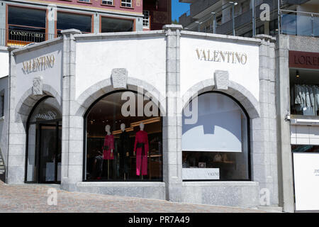 Sankt Moritz, Schweiz: shopping Windows mit Luxus Mode und Accessoires Marken, an einem sonnigen Tag Stockfoto