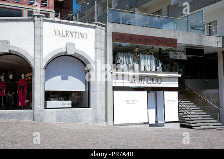 Sankt Moritz, Schweiz: shopping Windows mit Luxus Mode und Accessoires Marken, an einem sonnigen Tag Stockfoto