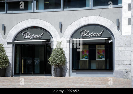 Sankt Moritz, Schweiz: shopping Windows mit Luxus Mode und Accessoires Marken, an einem sonnigen Tag Stockfoto