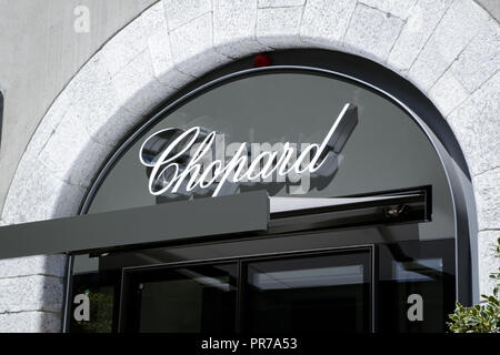 Sankt Moritz, Schweiz: shopping Windows mit Luxus Mode und Accessoires Marken, an einem sonnigen Tag Stockfoto