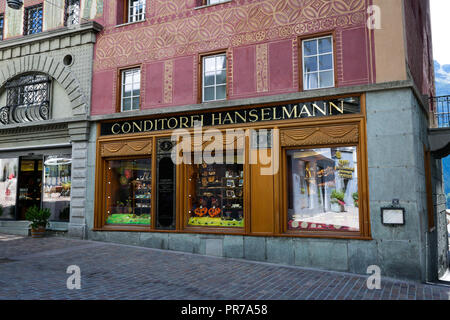 Sankt Moritz, Schweiz: shopping Windows mit Luxus Mode und Accessoires Marken, an einem sonnigen Tag Stockfoto