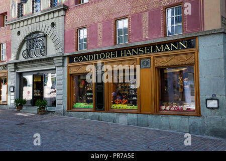 Sankt Moritz, Schweiz: shopping Windows mit Luxus Mode und Accessoires Marken, an einem sonnigen Tag Stockfoto