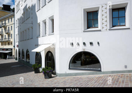 Sankt Moritz, Schweiz: shopping Windows mit Luxus Mode und Accessoires Marken, an einem sonnigen Tag Stockfoto