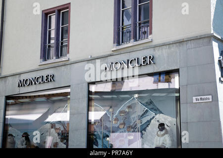 Sankt Moritz, Schweiz: shopping Windows mit Luxus Mode und Accessoires Marken, an einem sonnigen Tag Stockfoto