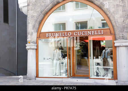 Sankt Moritz, Schweiz: shopping Windows mit Luxus Mode und Accessoires Marken, an einem sonnigen Tag Stockfoto