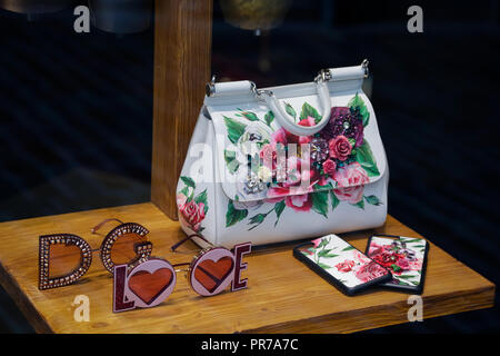 Sankt Moritz, Schweiz: shopping Windows mit Luxus Mode und Accessoires Marken, an einem sonnigen Tag Stockfoto