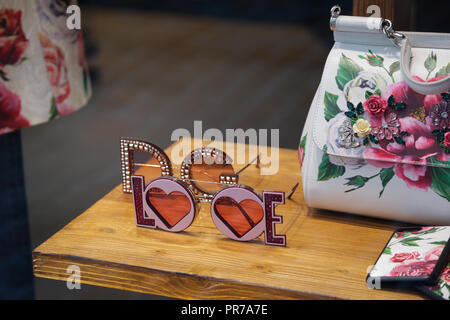 Sankt Moritz, Schweiz: shopping Windows mit Luxus Mode und Accessoires Marken, an einem sonnigen Tag Stockfoto