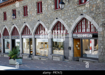 Sankt Moritz, Schweiz: shopping Windows mit Luxus Mode und Accessoires Marken, an einem sonnigen Tag Stockfoto