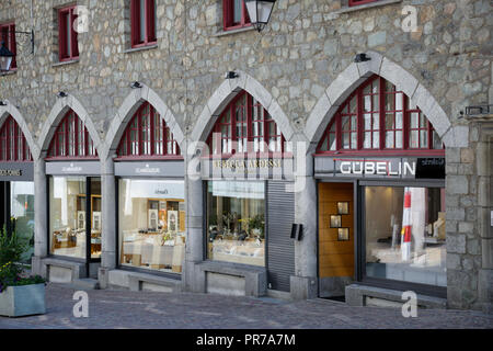 Sankt Moritz, Schweiz: shopping Windows mit Luxus Mode und Accessoires Marken, an einem sonnigen Tag Stockfoto