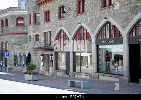 Sankt Moritz, Schweiz: shopping Windows mit Luxus Mode und Accessoires Marken, an einem sonnigen Tag Stockfoto