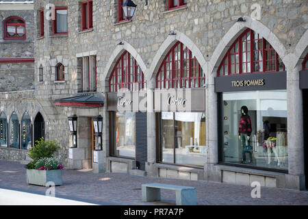 Sankt Moritz, Schweiz: shopping Windows mit Luxus Mode und Accessoires Marken, an einem sonnigen Tag Stockfoto