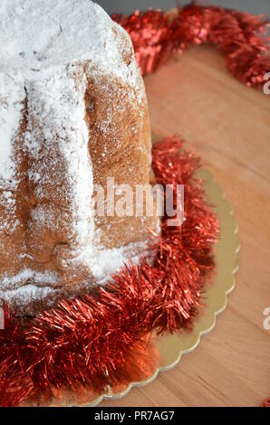 Pandoro, traditionelle italienische Weihnachtskuchen Stockfoto