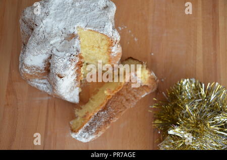 Pandoro, traditionelle italienische Weihnachtskuchen Stockfoto