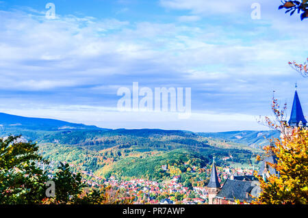Blick auf Herbst Landschaft mit Schloss Wernigerode in Deutschland Stockfoto
