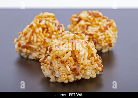 Thailändisches Dessert - Reis Cracker oder Reis keks Richtfest mit Rohrzucker auf schwarze Platte Stockfoto