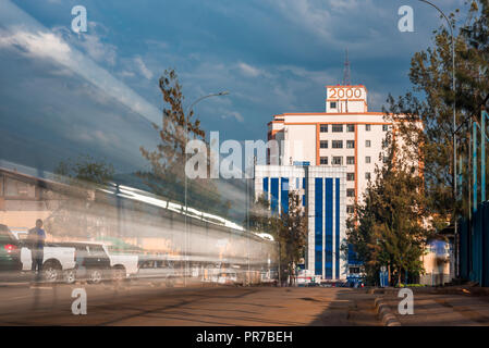 Kigali, Ruanda - September 21, 2018: ein Bus vorbei an einer Straße, mit Haus 2000 und City Plaza im Hintergrund Stockfoto