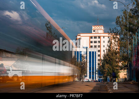 Kigali, Ruanda - September 21, 2018: ein Bus vorbei an einer Straße, mit Haus 2000 und City Plaza im Hintergrund Stockfoto