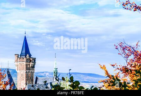 Blick auf Herbst Landschaft mit Schloss Wernigerode in Deutschland Stockfoto