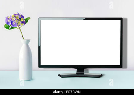 Leerer Bildschirm Flachbild TV neben Vase mit Blumen Stockfoto