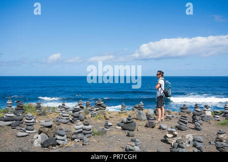 Ausgewogene Steine / Stein stapeln auf felsigen Strand. Stockfoto