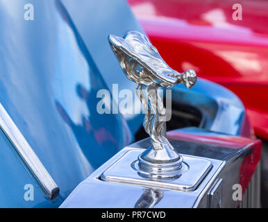 Nahaufnahme der Geist der Ekstase oder silberne Lady Rolls Royce Motorhaube Abzeichen. Stockfoto