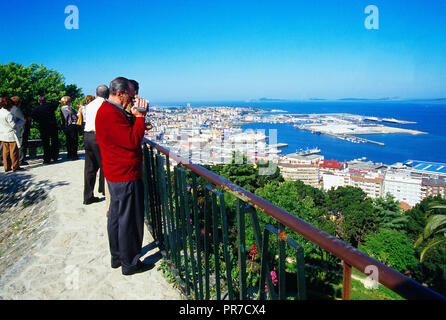 Menschen am Aussichtspunkt. El Castro, Vigo, Pontevedra Provinz, Galizien, Spanien. Stockfoto