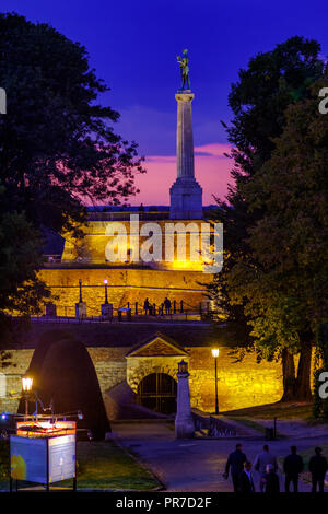 Belgrad/Serbien - 25. September 2018: Victor Denkmal, eines der Symbole von Belgrad, in der Belgrader Festung Kalemegdan () bei Sonnenuntergang, Serbien Stockfoto