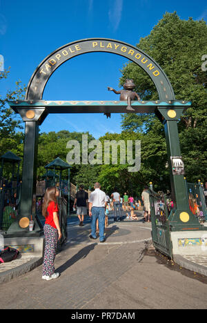 Tadpole Spielplatz Eingang mit einem Frosch Statue (von Bildhauer David Phillips), Boston Common Park, Boston, Suffolk County, Massachusetts, USA Stockfoto