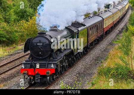 CHESTER, UK - 22. SEPTEMBER 2018: Flying Scotsman Dampfzug durch die walisische Landschaft Stockfoto