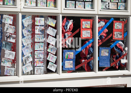 Shop Front zeigt Bilder der Kinder in Slough, Großbritannien für die 1940er Jahre Wochenende Stockfoto