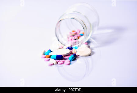 Farbige Pillen, Tabletten und Kapseln auf weißem Hintergrund Stockfoto