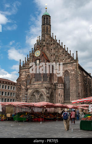 Nürnberg Markt (Wochenmarkt) im Marktplatz in der Altstadt mit der Frauenkirche im Hintergrund, Nürnberg, Deutschland Stockfoto