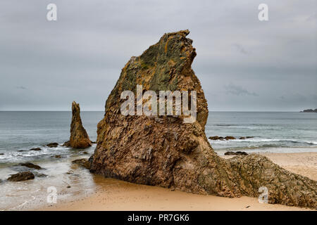 Drei Könige Red Rock Quarzit Meer stapeln auf Cullen Bay Strand an der Nordsee Cullen Moray Schottland Großbritannien Stockfoto