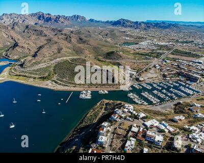 Luftaufnahme von Jetty, Yachten, Boote, Wohngegend auf einer Anhöhe in der Bucht von San Carlos, Sonora, Mexiko. Golf von Kalifornien. Meer von ​​Cortés. Bermejo meer Wohngebiet, Wohnviertel, Residenzen auf dem Hügel, Wohngebiet, Wohnviertel, Residenzen auf dem Hügel, Golf von Kalifornien. Meer von ​​Cortés. Meer Bermejo. nordwestlich von Mexiko. Reiseziel, Ausflüge. Blau, Ruhe, Meer und Pazifischen Ozean. (Foto: Luis Gutierrez/NortePhoto.com) Vista aerea de Embarcadero, Yates, Barcos, Residencial sobre una Colina de la Bahia de San Carlos, Sonora, Mexiko. Golfo de California. Mar de Cortés​ Stockfoto