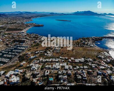 Luftaufnahme von Jetty, Yachten, Boote, Wohngegend auf einer Anhöhe in der Bucht von San Carlos, Sonora, Mexiko. Golf von Kalifornien. Meer von ​​Cortés. Bermejo meer Wohngebiet, Wohnviertel, Residenzen auf dem Hügel, Wohngebiet, Wohnviertel, Residenzen auf dem Hügel, Golf von Kalifornien. Meer von ​​Cortés. Meer Bermejo. nordwestlich von Mexiko. Reiseziel, Ausflüge. Blau, Ruhe, Meer und Pazifischen Ozean. (Foto: Luis Gutierrez/NortePhoto.com) Vista aerea de Embarcadero, Yates, Barcos, Residencial sobre una Colina de la Bahia de San Carlos, Sonora, Mexiko. Golfo de California. Mar de Cortés​ Stockfoto