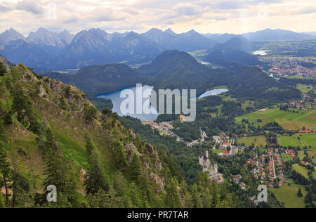 Luftaufnahme von Schloss Neuschwanstein, Alpsee, Füssen und die Bayerischen Alpen in Deutschland Stockfoto