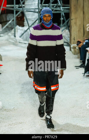 NEW YORK, NY - 13. Februar: ein Modell geht der Start- und Landebahn für Calvin Klein Collection während der New York Fashion Week am 13. Februar 2018 in New York City. Stockfoto