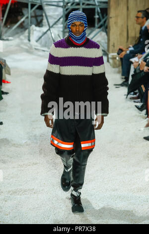 NEW YORK, NY - 13. Februar: ein Modell geht der Start- und Landebahn für Calvin Klein Collection während der New York Fashion Week am 13. Februar 2018 in New York City. Stockfoto