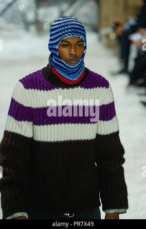 NEW YORK, NY - 13. Februar: ein Modell geht der Start- und Landebahn für Calvin Klein Collection während der New York Fashion Week am 13. Februar 2018 in New York City. Stockfoto