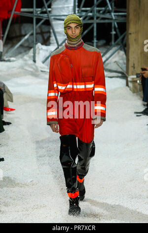 NEW YORK, NY - 13. Februar: ein Modell geht der Start- und Landebahn für Calvin Klein Collection während der New York Fashion Week am 13. Februar 2018 in New York City. Stockfoto