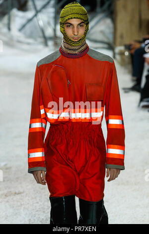 NEW YORK, NY - 13. Februar: ein Modell geht der Start- und Landebahn für Calvin Klein Collection während der New York Fashion Week am 13. Februar 2018 in New York City. Stockfoto