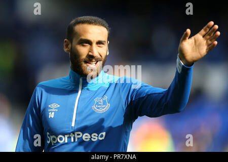 Liverpool, Großbritannien. 29. September 2018. Cenk Tosun von Everton Wellen zu den Fans während der Aufwärmphase. Premier League match, Everton v Fulham im Goodison Park in Liverpool am Samstag, den 29. September 2018. Dieses Bild dürfen nur für redaktionelle Zwecke verwendet werden. Nur die redaktionelle Nutzung, eine Lizenz für die gewerbliche Nutzung erforderlich. Keine Verwendung in Wetten, Spiele oder einer einzelnen Verein/Liga/player Publikationen. pic von Chris Stading/Andrew Orchard sport Fotografie/Alamy leben Nachrichten Stockfoto