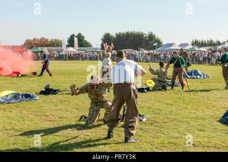 Clive Beste der 4 Btn Somerset Light Infantry Reenactors führt die Erfassung von deutschen Soldaten getarnt als Fallschirmspringer. Credit: Heather Edwards/Alamy leben Nachrichten Stockfoto