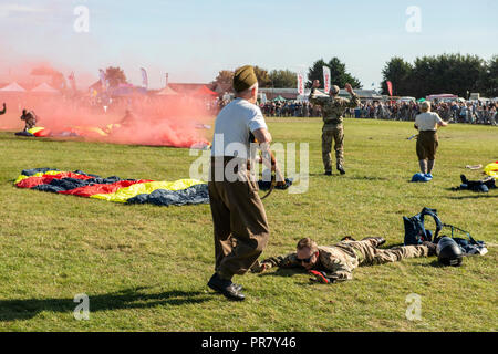 Clive Beste der 4 Btn Somerset Light Infantry Reenactors führt die Erfassung von deutschen Soldaten getarnt als Fallschirmspringer. Credit: Heather Edwards/Alamy leben Nachrichten Stockfoto