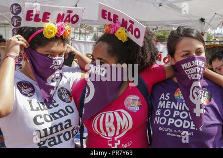 Sao Paulo, Brasilien. 29 Sep, 2018. Frauen gehen auf die Straße heute Samstag nachmittag, 29, in einer Kundgebung gegen den Präsidentschaftskandidaten Jair Bolsonaro (PSL). Die Frauen, die gegen den Bolsonaro Bewegung brachte Millionen von Anhängern auf die sozialen Netze in Brasilien und der Welt durch den Hashtag #EleNÃ £ o. Credit: Dario Oliveira/ZUMA Draht/Alamy leben Nachrichten Stockfoto