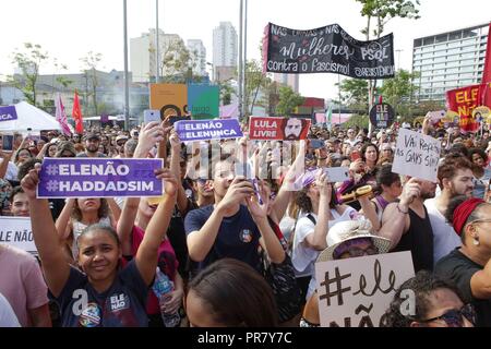 Sao Paulo, Brasilien. 29 Sep, 2018. Frauen gehen auf die Straße heute Samstag nachmittag, 29, in einer Kundgebung gegen den Präsidentschaftskandidaten Jair Bolsonaro (PSL). Die Frauen, die gegen den Bolsonaro Bewegung brachte Millionen von Anhängern auf die sozialen Netze in Brasilien und der Welt durch den Hashtag #EleNÃ £ o. Credit: Dario Oliveira/ZUMA Draht/Alamy leben Nachrichten Stockfoto