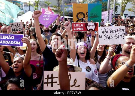 Sao Paulo, Brasilien. 29 Sep, 2018. Frauen gehen auf die Straße heute Samstag nachmittag, 29, in einer Kundgebung gegen den Präsidentschaftskandidaten Jair Bolsonaro (PSL). Die Frauen, die gegen den Bolsonaro Bewegung brachte Millionen von Anhängern auf die sozialen Netze in Brasilien und der Welt durch den Hashtag #EleNÃ £ o. Credit: Dario Oliveira/ZUMA Draht/Alamy leben Nachrichten Stockfoto