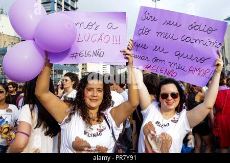 Sao Paulo, Brasilien. 29 Sep, 2018. Frauen gehen auf die Straße heute Samstag nachmittag, 29, in einer Kundgebung gegen den Präsidentschaftskandidaten Jair Bolsonaro (PSL). Die Frauen, die gegen den Bolsonaro Bewegung brachte Millionen von Anhängern auf die sozialen Netze in Brasilien und der Welt durch den Hashtag #EleNÃ £ o. Credit: Dario Oliveira/ZUMA Draht/Alamy leben Nachrichten Stockfoto